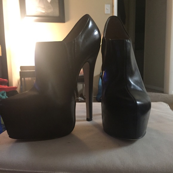 ➡️SOLD⬅️ Zip Up High Heeled Black Booties - Picture 2 of 3