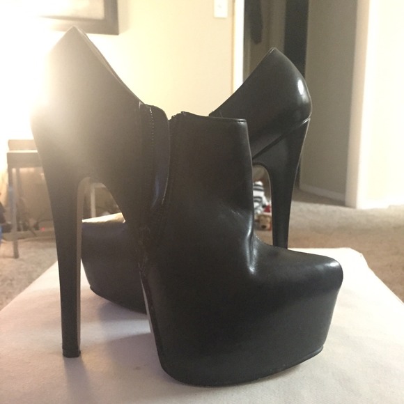 ➡️SOLD⬅️ Zip Up High Heeled Black Booties - Picture 3 of 3