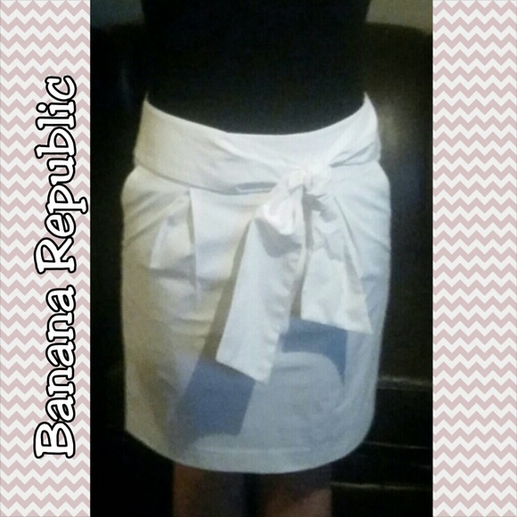 SOLD - Banana Republic White Skirt
