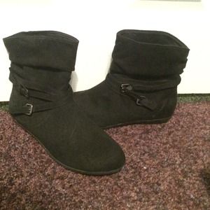 Black boots w/ side buckle
