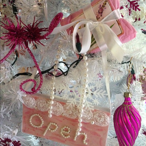 I'm showing off my gift wrap. Xx - Picture 2 of 3