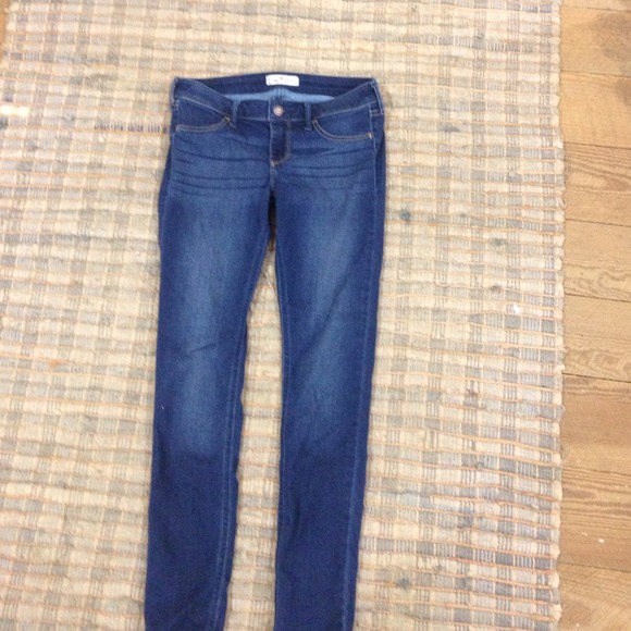 Hollister medium blue wash , soft jeggings.5s