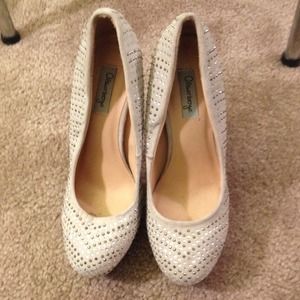 Taupe sparkly pumps