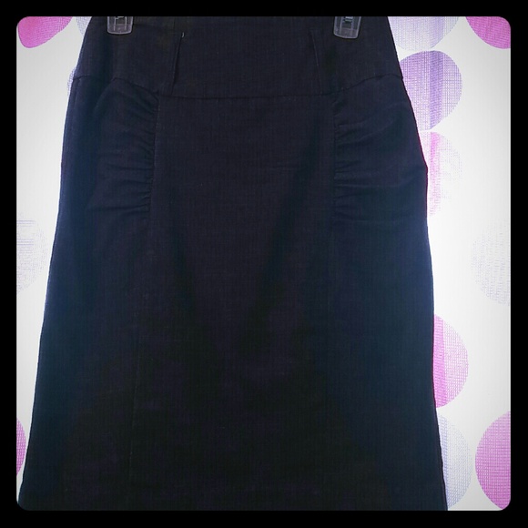 B?Wear brown skirt