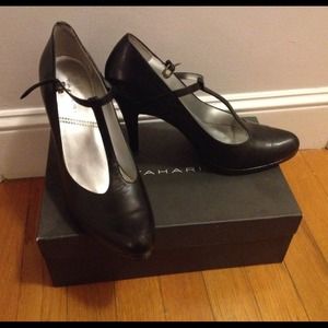 Tahari T-strap shoes size 10