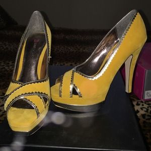 Peep toe heels mustard!