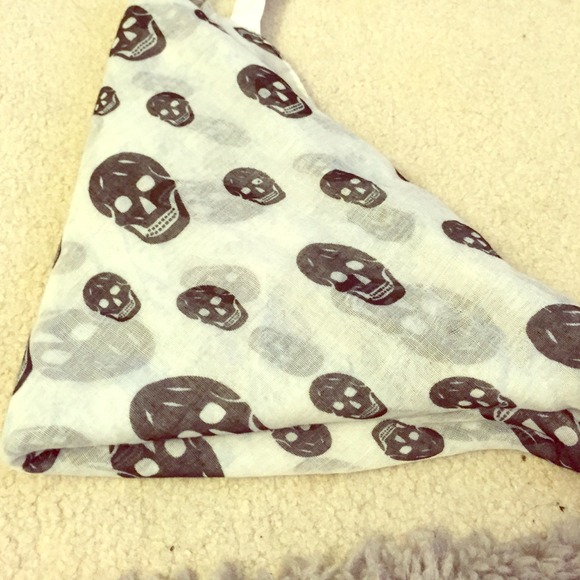 Skull scarf