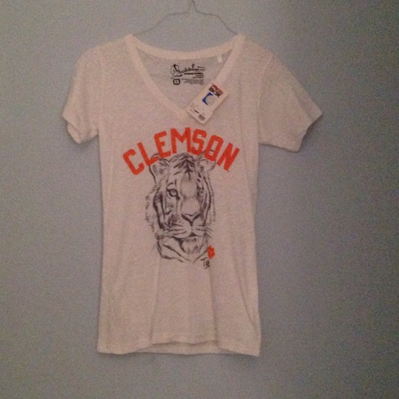 Sketchy short sleeve v-neck tee