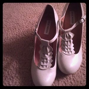 Super cute, ruffled, modern Mary Janes in gray