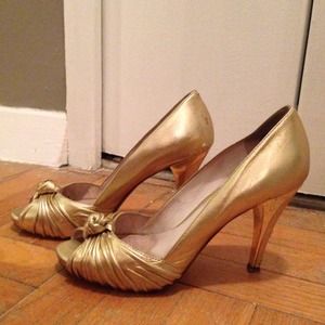 Sale! Gorgeous gold pumps!