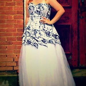 I am selling a black/white floral print prom dress
