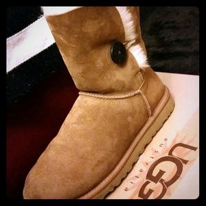 Chestnut Brown Bailey Button Uggs