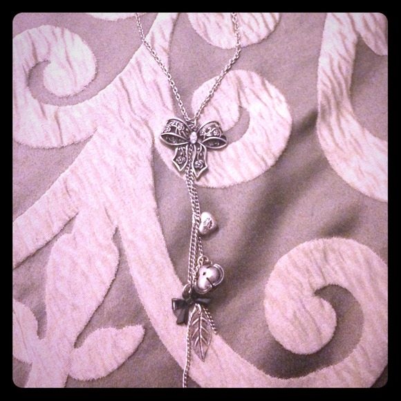 🚫Sold in a bundle🚫▫️Vintage Bow Necklace▫️