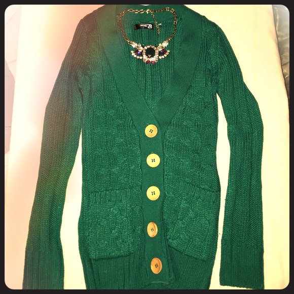🔥BUNDLE! green sweater with statement necklace
