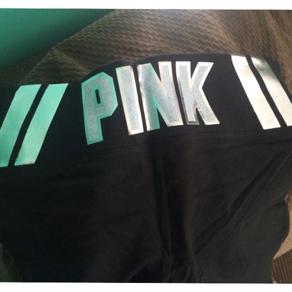 SOLD on Ⓜ️️erc !! 3 pair vs brand new yoga pants - Picture 3 of 3