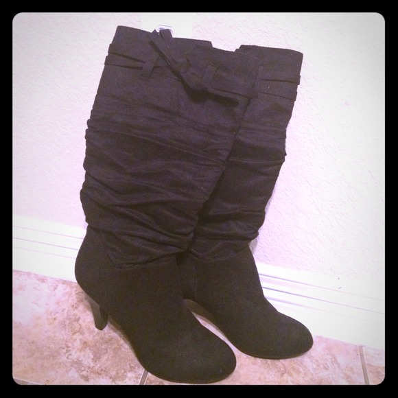 Black suede boots with heel