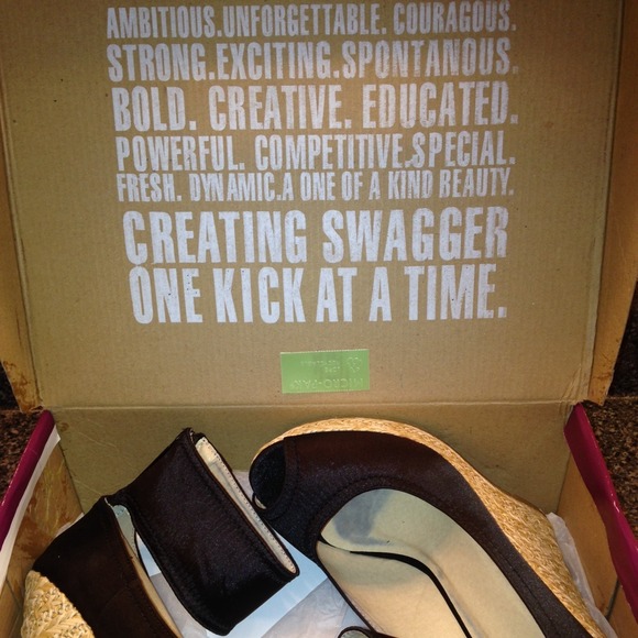 FOR THE LOVE OF FASHION 🙏🙏😁⚡️🙋 - Picture 2 of 4