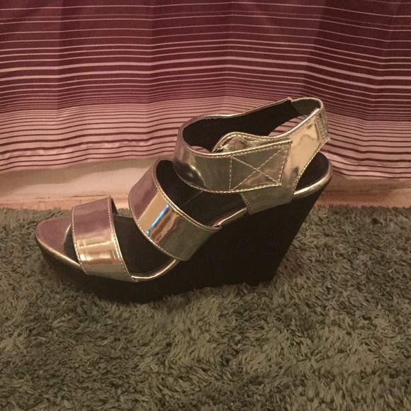Silver 3 strap wedge