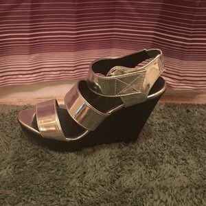 Silver 3 strap wedge