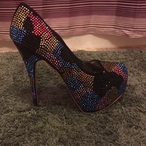 Sequined pumps