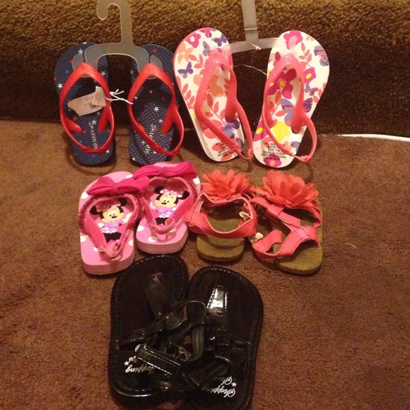4 pair of toddler sandals👧