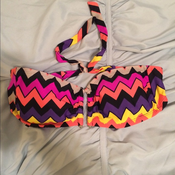 Super cute and fun chevron swimsuit top!! - Picture 1 of 2