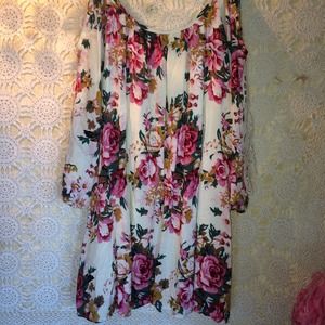 Floral dress with lace on the sleeves