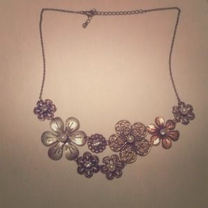 ❗️FINAL PRICE❗️Flower and Pearl Necklace