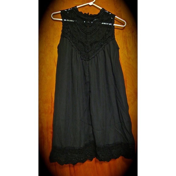 🚫sold bundle🚫Sleeveless lace crochet shirt/dress - Picture 4 of 4