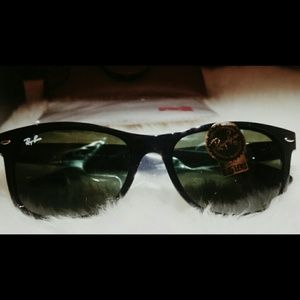 Ray-Ban Unisex RB2132 Black Wayfarer Sunglasses