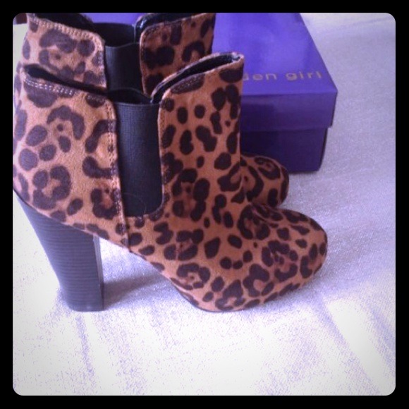 Steve Madden Madden Girl Leopard Boots Sz 9