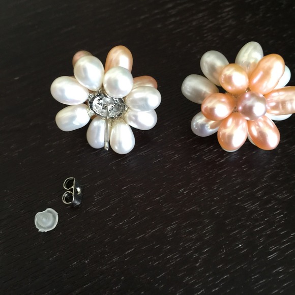 🎉HP🎉NWOT Natural Rice Pearl Pierced Earrings - Picture 2 of 4