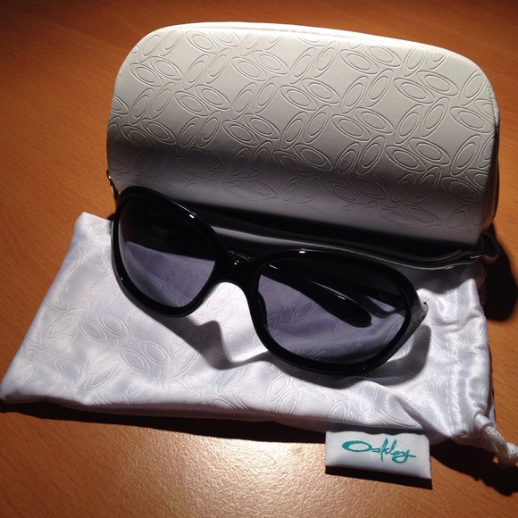 🚫🚫SOLD🚫🚫 Women's Oakley Sunglasses!