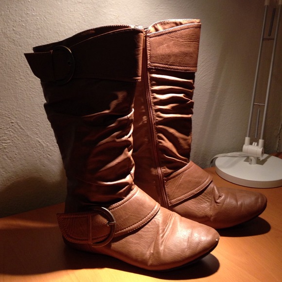 Women's brown leather boots. Size 11.