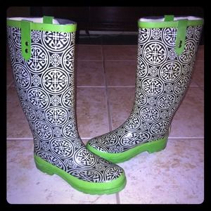 TOSS Black and Green Rain Boots 🎅
