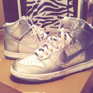 SALE:❤️❤️❤️Silver Sparkle Nikes❤️❤️❤️