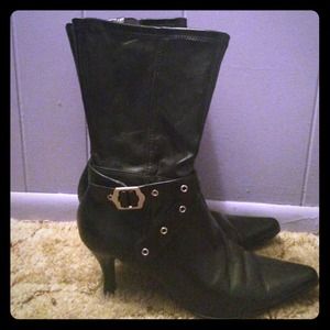 BRAND NEW buckle boots that zip up the side 8 1/2