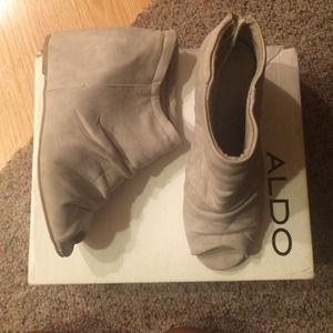 Aldo hidden wedge peep toe shoes