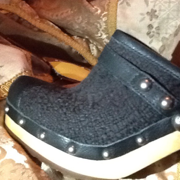 ADDITIONAL UGG CLOG PICTURES