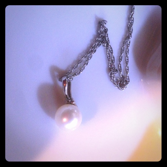 Pearl with small diamond necklace