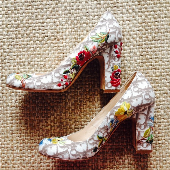 ❌KEEPING❌ DIOR VINTAGE embroidered heel. - Picture 2 of 4