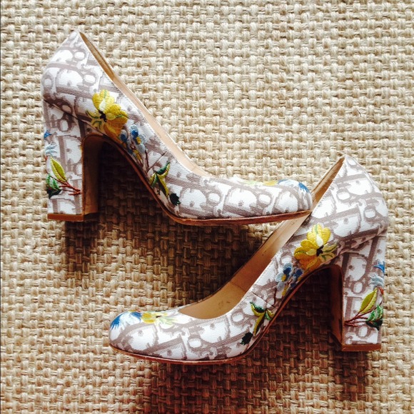 ❌KEEPING❌ DIOR VINTAGE embroidered heel. - Picture 3 of 4