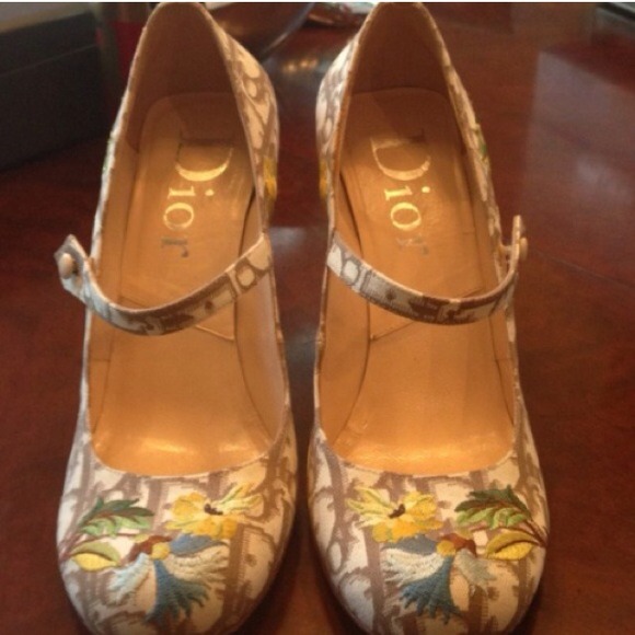 ❌KEEPING❌ DIOR VINTAGE embroidered heel. - Picture 4 of 4