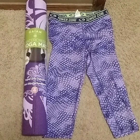 Never used yoga mat & worn once athletic leggings