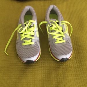 Nike dual fusion boys tennis shoe. Used once.