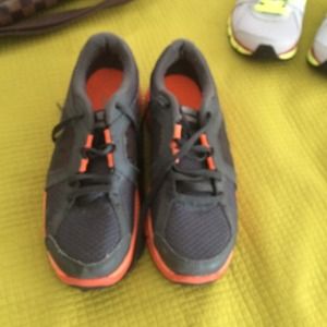 Nike dual run boys  tennis shoes.