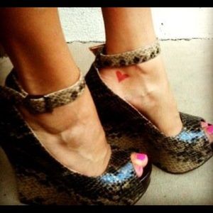 Luichiny Snake Print Peep-Toe Wedges w/Ankle Strap