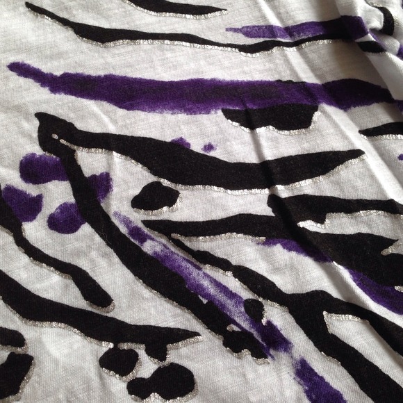 🚫🚫 Sold in bundle! Black/Purple Zebra Top - Picture 2 of 4