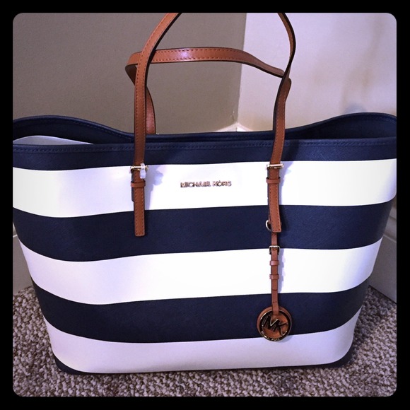 Authentic MICHAEL KORS LARGE TOTE..