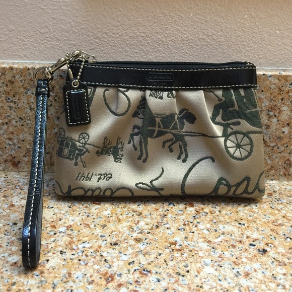 🎉SALE🎉 Coach carriage wristlet